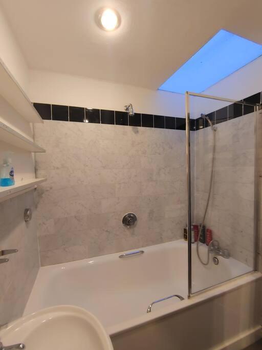 Stylish Apartment Near Carnaby Street, Sleeps 4. 런던 외부 사진