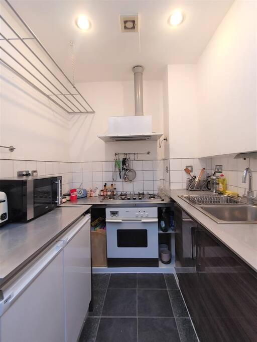 Stylish Apartment Near Carnaby Street, Sleeps 4. 런던 외부 사진