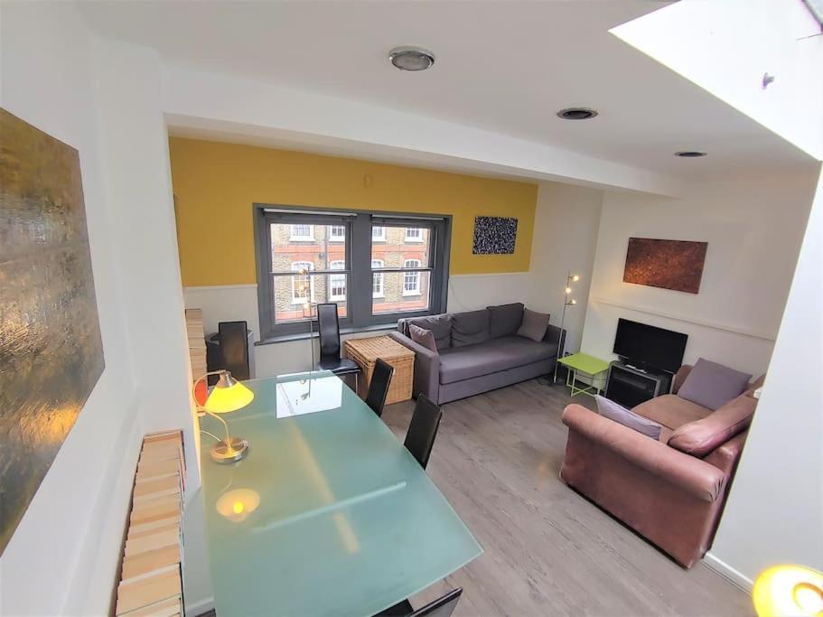 Stylish Apartment Near Carnaby Street, Sleeps 4. 런던 외부 사진