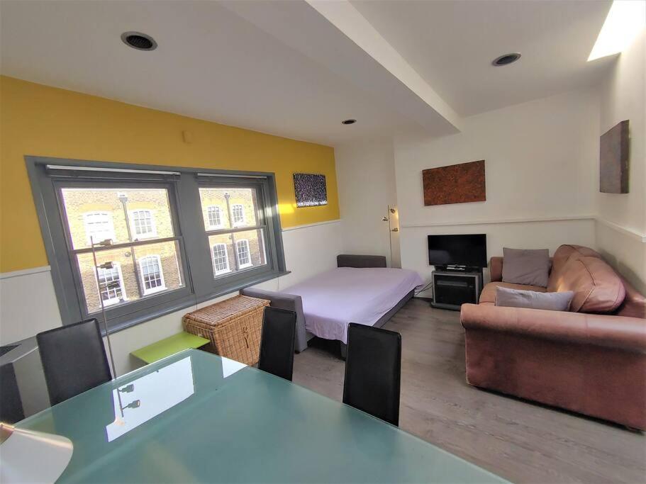 Stylish Apartment Near Carnaby Street, Sleeps 4. 런던 외부 사진