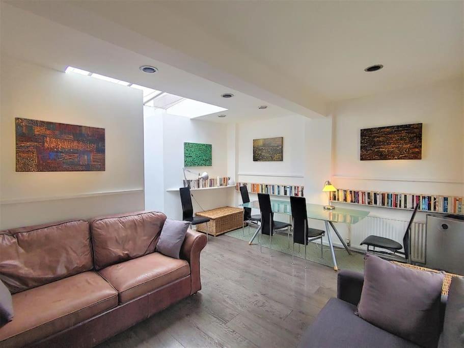 Stylish Apartment Near Carnaby Street, Sleeps 4. 런던 외부 사진