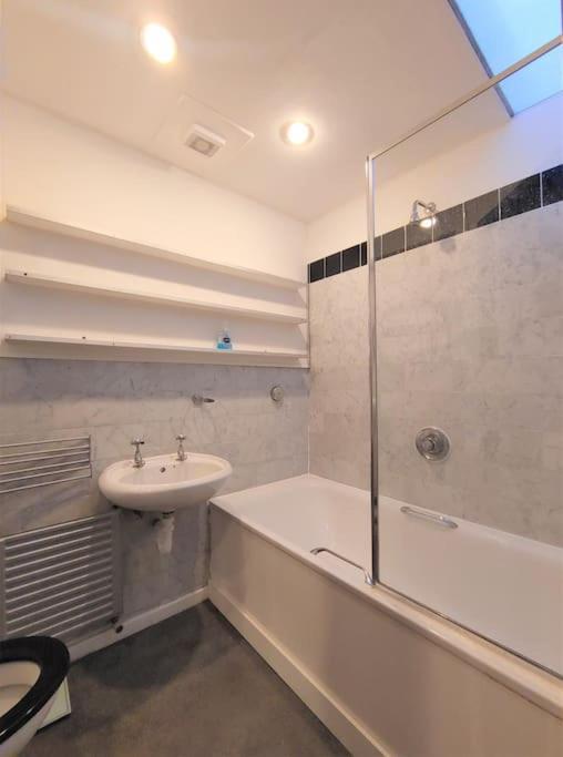 Stylish Apartment Near Carnaby Street, Sleeps 4. 런던 외부 사진
