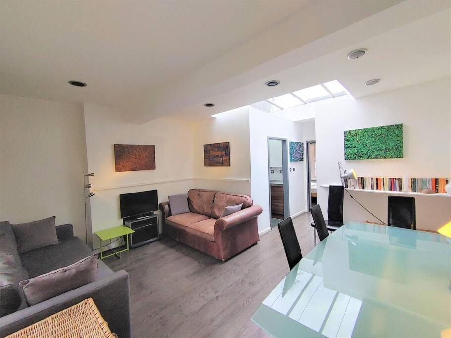 Stylish Apartment Near Carnaby Street, Sleeps 4. 런던 외부 사진